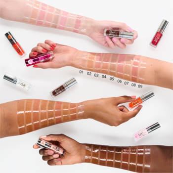 Błyszczyk do ust: 9 odcieni (01-09) w przezroczystych tubkach, swatchowane na 4 ramionach o różnej karnacji. Widok z góry.