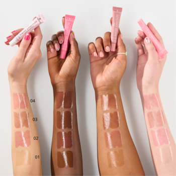 Swatche błyszczących balsamów essence the super peptide glossy lip treatment na 4 ramionach o różnej karnacji.