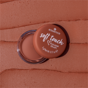 Essence Soft Touch Mousse Blush, brzoskwiniowy odcień, w okrągłym opakowaniu z matowym wieczkiem, z góry na tekst. tle.