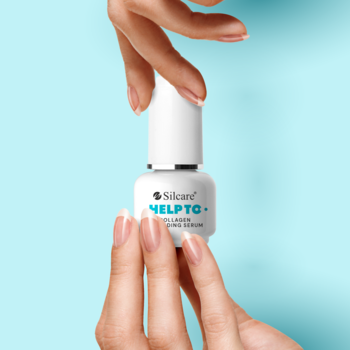 Białe serum do paznokci Silcare HELP TG+ z kolagenem, butelka trzymana w dłoniach na błękitnym tle.