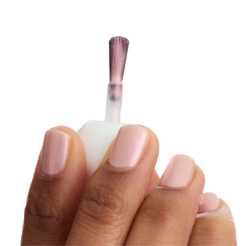 Dłoń trzymająca aplikator lakieru do paznokci w cielistym różu. Pomalowane paznokcie z delikatnym połyskiem na białym tle.