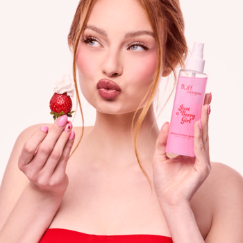 Kobieta z truskawką i mgiełką Fluff Just a Berry Girl. Truskawkowa mgiełka do ciała i włosów.