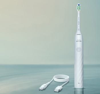 Biała akumulatorowa szczoteczka soniczna Philips Sonicare z kablem USB na wodnym tle.