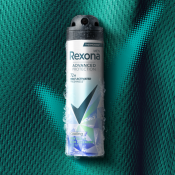 Antyperspirant Rexona Men Advanced Protection Cooling Menthol, biało-niebieski spray z efektem lodu, widok z przodu na zielonym tle.