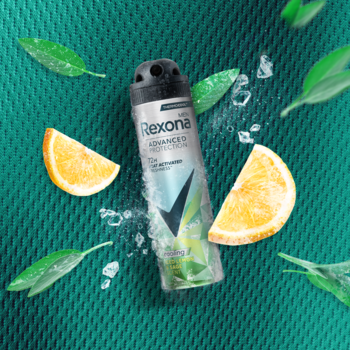 Antyperspirant Rexona Men Cooling Iced Lemon & Sage w czarno-niebieskim sprayu na zielonym tle, z cytrynami i liśćmi.