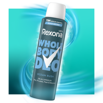 Dezodorant Rexona Men Whole Body Deo Ocean Rush w metalowej, ciemnej butelce 0% aluminium, na błękitnym tle.