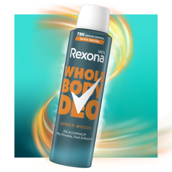 Rexona Men Whole Body Deo Amber Woods, granatowy dezodorant w sprayu bez aluminium, przód, na tle błękitno-pomarańczowym.