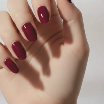 Lakier COOLNAILS Plum Noir 206 na dłoni, winno-bordowy, intensywny kolor z wysokim połyskiem.