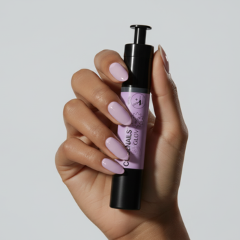 Paznokcie w liliowej kuracji COOLNAILS 105 Lilac Luck Active Pen, dłoń trzyma czarny mazak z aplikatorem.