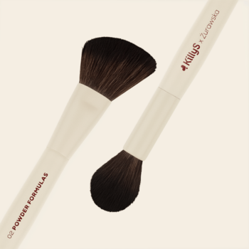KillyS x Żurawska dwustronny pędzel, beżowy uchwyt, ciemne włosie. Widok z boku, do pudru, bronzera, różu.