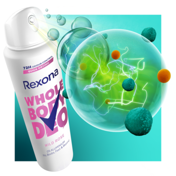 Biały spray Rexona Whole Body Deo Wild Rose, różowa etykieta, widok z przodu z efektem rozpylania na tle zielonych sfer.