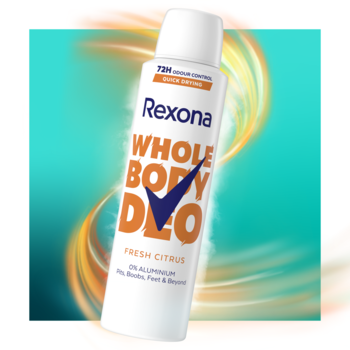 Biały dezodorant w sprayu Rexona Whole Body Deo Fresh Citrus, z pomarańczowo-niebieskim napisem, na turkusowym tle.