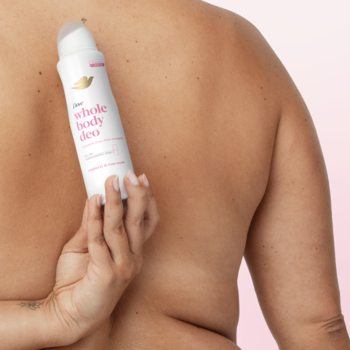 Biały Dove WBD Raspberry & Rose, 72h ochrona, spray trzymany za plecami na skórze, różowe tło.