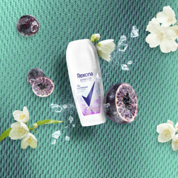 Biały roll-on Rexona Cooling Frozen Acai & Jasmine na tle owoców acai, kwiatów jaśminu i lodu.
