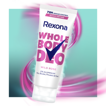 Biała tubka dezodorantu Rexona Whole Body Deo Wild Rose, 72h, bez aluminium, na tle różowo-turkusowych smug.