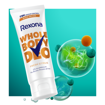 Prominentnie ukazana tuba Rexona Whole Body Deo Fresh Citrus 0% aluminium, kremowy dezodorant na turkusowym tle.