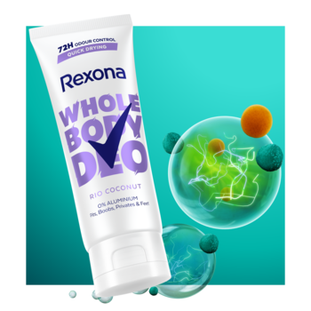 Rexona Whole Body Deo Rio Coconut, biała tubka kremowego dezodorantu, pod kątem, na turkusowym tle z molekułami.