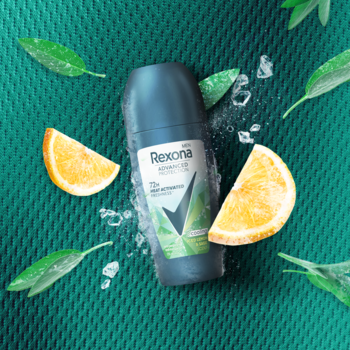 Rexona Men Advanced Protection Cooling Iced Lemon & Sage antyperspirant, otoczony liśćmi i plasterkami cytryny.