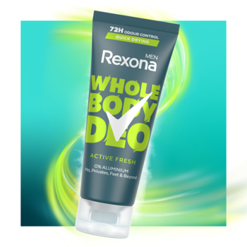 Rexona Men Whole Body Deo Active Fresh w pochylonej ciemnoszarej tubce z białym logo i zielonymi napisami, tło w zielonych wirach.