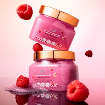 Dwa różowe słoiki Fluff Raspberry Milkshake Body Wash Scrub, z malinami i złotymi wieczkami, ułożone na sobie.
