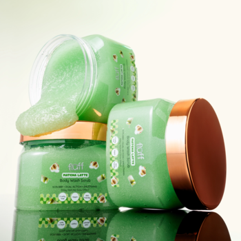 Trzy słoiki zielonego peelingu do mycia ciała Fluff Matcha Latte. Jeden otwarty, widać żelową konsystencję.