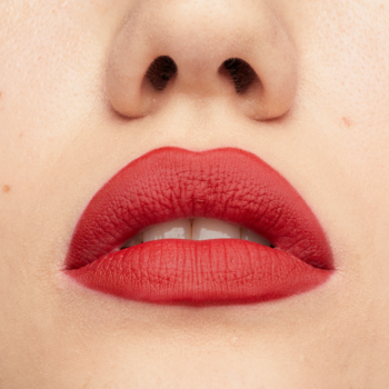 Zbliżenie na usta z perfekcyjnie zaznaczoną konturówką Lifter Liner Maybelline New York w matowej czerwieni.