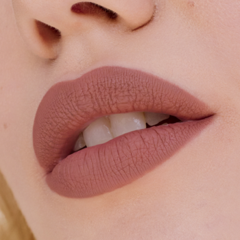 Usta podkreślone matową, brudnoróżową konturówką Lifter Liner od Maybelline New York, widok z bliska.