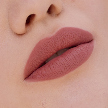 Zbliżenie na usta z matową konturówką Maybelline Lifter Liner w odcieniu brudnego różu, idealny kontur.