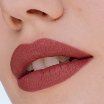 Zbliżenie na usta z intensywnym, matowym kolorem w odcieniu brudnego różu, z konturówką Lifter Liner.