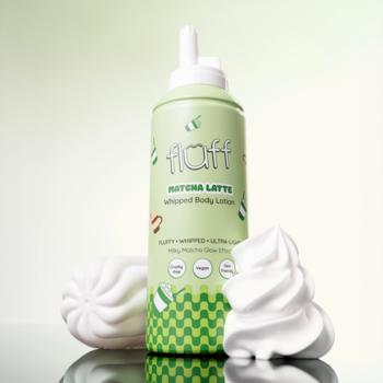 Balsam Fluff Matcha Latte w zielonej butelce z pompką, obok dwie porcje ubitego białego kremu. Widok z przodu.