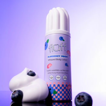 Balsam do ciała 1Qff Blueberry Mochi w fioletowym pojemniku, obok bita śmietana z borówkami.