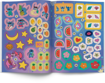 Rozłożona książka z brokatowymi naklejkami Stitcha i tropikalnymi motywami na fioletowym tle, widok z góry.