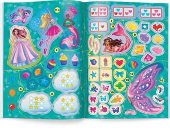 Album z naklejkami fantasy: księżniczki, syrenki, wróżki, chmury, gwiazdy na turkusowym tle. Widok otwartego albumu.