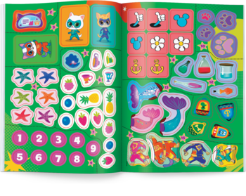 Otwarty album z naklejkami na zielonym tle: bohaterowie, cyfry, owoce, gwiazdki, buty, ogon syreny, łapki.