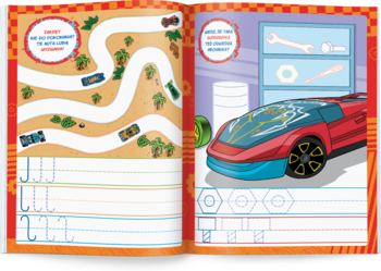 Otwarta książka edukacyjna do kreślenia szlaczków. Strona lewa: tor wyścigowy, litera J. Prawa: garaż, kształty.