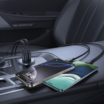Ładowarka Samochodowa Baseus GoTrip DP1 ładuje dwa smartfony w aucie. Jeden z ciemnym interfejsem, drugi z kolorową tapetą.