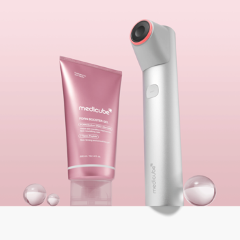 Różowy żel Medicube Pore Booster Gel w tubce i białe urządzenie Medicube do twarzy z czerwoną głowicą, na różowym tle.