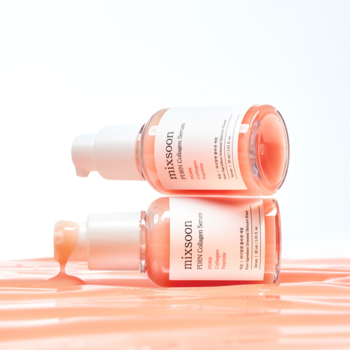 Mixsoon 100% Collagen Serum: dwie butelki z pompką, na boku, w rozlanej koralowej cieczy na białym tle.