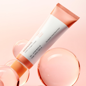 Mixsoon 23SS Collagen Cream, brzoskwiniowa tubka ukośnie na różowym tle z przezroczystymi kulami.