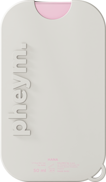 Płaski atomizer perfum pheym. HANA 50 ml, beżowy, z różowym paskiem u góry i wytłoczonym logo, widok z przodu.