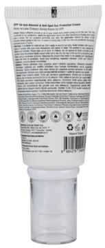 Tył białej tubki SPF 50 Anti-Blemish & Anti-Spot Sun Cream, z instrukcjami, składnikami i kodem kreskowym, zbliżenie.