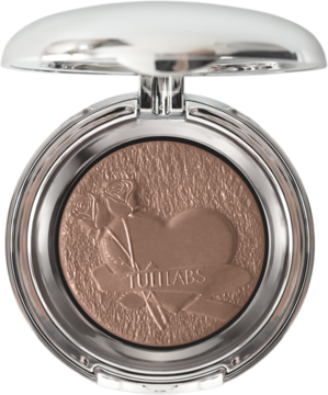 Bronzer Mini Sun TULLABS w srebrnym, okrągłym kompakcie, widok z góry. Pudrowy wkład z tłoczoną różą i sercem.