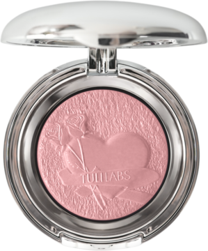 Otwarty, srebrny kompakt z różem YUL LABS Mini Bloom w kolorze jasnego różu, z wytłoczonym sercem i różą.