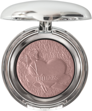 Otwarty, srebrny kompakt z rozświetlającym pudrem YULLABS, tłoczone serce i róża, odcień różowego złota, widok z góry.