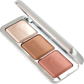 Tuli Labs Contour Trio: otwarta srebrna paleta z jasnym rozświetlaczem, brązowym bronzerem i różowym różem, widok z góry.