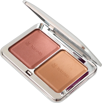 Blush & Bronze Duo w otwartym srebrnym kompakcie, widok pod kątem. Dwa pudry: różowy róż i brązowy bronzer.
