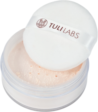 Matujący Puder Sypki Light Tuli Labs, w otwartym słoiczku z białym puszkiem i logo. Zbliżenie z góry.