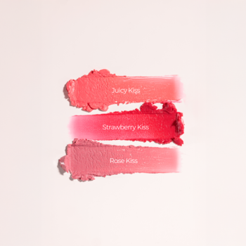 Swatch czerwonej pomadki Everybody London x Fluff Strawberry Kiss obok koralowej i różanej, na jasnym tle.