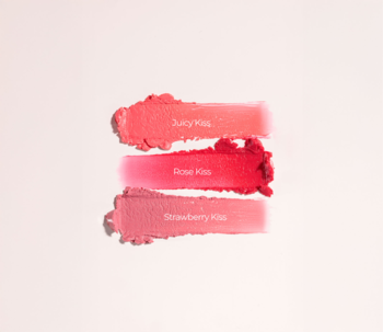 Trzy różowe swatche pomadek Everybody London x Fluff, z odcieniem Juicy Kiss (brzoskwiniowy) na górze.