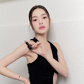 Modelka prezentuje otwartą, czarną matową pomadkę Muzigae Mansion Babe o aksamitnym wykończeniu.